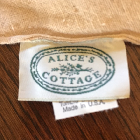 Cottage Style Christmas Tree Skirt - Picture 4 of 5